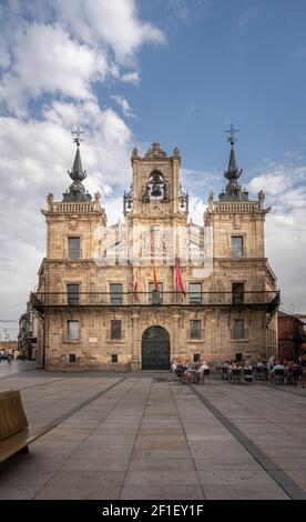 Astorga, Espagne, juillet 2020 - façade de l'hôtel de ville baroque du XVIIe siècle dans la ville d'Astorga, Espagne Banque D'Images