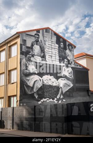 Astorga, Espagne, juillet 2020 - peinture murale noire et blanche sur le mur d'un bâtiment, représentant des ouvriers, dans la ville d'Astorga, Espagne Banque D'Images