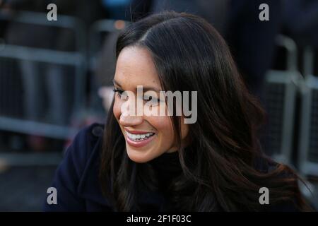 Le prince Harry (invisible) de Grande-Bretagne et l'actrice américaine Meghan Markle (C) Lors d'une visite au Terrence Higgins Trust World AIDS Fête de la charité au Nott Banque D'Images