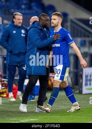 Gerald ASAMOAH (GE, coordination du département de joueur sous licence) et Shkodran MUSTAFI (GE), Soccer 1er Bundesliga, 24e jour de match, FC Schalke 04 (GE) - FSV FSV Mainz 05 (MZ) 0: 0, le 5 mars 2021 à Gelsenkirchen/Allemagne. Photo: Christopher Neudorf/Kirchner-Media/pool via FOTOAGENTUR SVEN SIMON # les règlements DFL interdisent toute utilisation de photographies comme séquences d'images et/ou quasi-vidéo # usage éditorial SEULEMENT # agences de presse nationales et internationales HORS € | usage dans le monde entier Banque D'Images