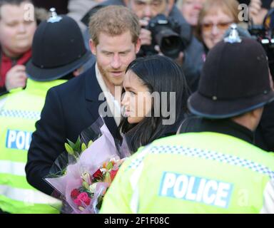 Le prince Harry (L) de Grande-Bretagne et l'actrice américaine Meghan Markle pendant Une visite à la Journée mondiale du sida de Terrence Higgins Trust Foire caritative au Nottingham con Banque D'Images