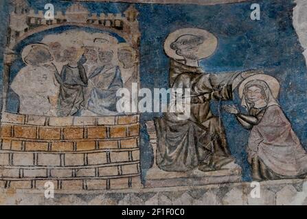 Un moine tonsurien regarde le ciel alors qu'il bénit une femme qui priait à genoux devant lui. Fresque médiévale fragmentaire conservée sur un mur de gravats à l'intérieur du baptistère octogonale du début du 6th siècle, mérovingien ou Frankish, au début du 12th siècle Cathédrale Saint-Sauveur à Aix-en-Provence, France. Banque D'Images