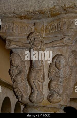 Crucifixion sculptée sur une capitale dans le élégant cloître roman ajouté à la fin du XIIe siècle à la Cathédrale de Saint-Sauveur à Aix-en-Provence, Bouches-du-Rhône, Provence-Alpes-Côte d'Azur, France. Le cloître a été construit sur le Forum de l'ancienne ville romaine d'Aquae Sextiae Salluviorum avec des arcades gracieuses avec des paires de colonnes de marbre minces. Les capitales sont sculptées dans des scènes de l’ancien et du Nouveau Testament, avec des symboles d’évangélistes Matthieu, Marc, Luc et Jean aux quatre coins du cloître. Banque D'Images