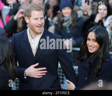 Le prince Harry (L) de Grande-Bretagne et l'actrice américaine Meghan Markle pendant Une visite à la Journée mondiale du sida de Terrence Higgins Trust Foire caritative au Nottingham con Banque D'Images