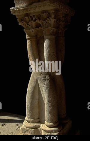 Un pilier constitué de quatre colonnes entordues sous une capitale Corinthienne à un coin du cloître roman élégant ajouté à la fin du XIIe siècle au sud de la Cathédrale de Saint-Sauveur à Aix-en-Provence, Bouches-du-Rhône, Provence-Alpes-Côte d'Azur, France. Banque D'Images