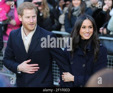 Le prince Harry (L) de Grande-Bretagne et l'actrice américaine Meghan Markle pendant Une visite à la Journée mondiale du sida de Terrence Higgins Trust Foire caritative au Nottingham con Banque D'Images