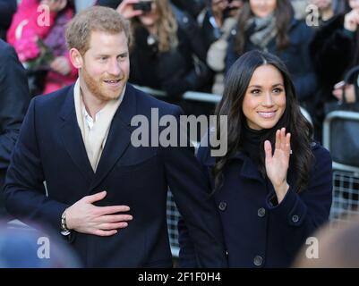 Le prince Harry (L) de Grande-Bretagne et l'actrice américaine Meghan Markle pendant Une visite à la Journée mondiale du sida de Terrence Higgins Trust Foire caritative au Nottingham con Banque D'Images