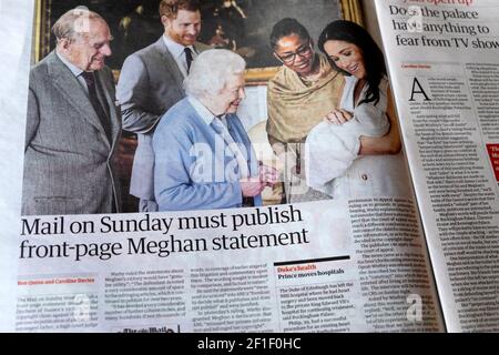 'Le dimanche doit publier la première page de la déclaration Meghan' Royals Queen Meghan Markle Prince Harry article du journal de bébé Archie sur 5 Mars 2021 Londres Banque D'Images