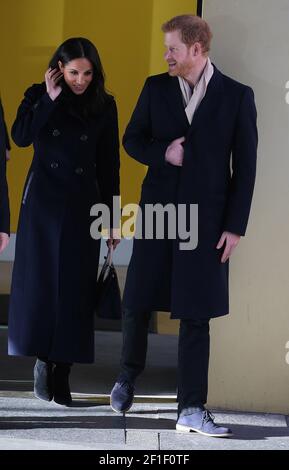 Le prince Harry (R) de Grande-Bretagne et l'actrice américaine Meghan Markle quittent le pays Après une visite au Terrence Higgins Trust World AIDS Journée de la fête de la charité au Notingha Banque D'Images
