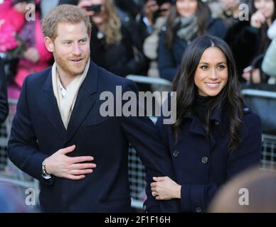 Le prince Harry (L) de Grande-Bretagne et l'actrice américaine Meghan Markle pendant Une visite à la Journée mondiale du sida de Terrence Higgins Trust Foire caritative au Nottingham con Banque D'Images