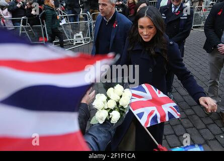 Le prince Harry (invisible) de Grande-Bretagne et l'actrice américaine Meghan Markle (R) Lors d'une visite au Terrence Higgins Trust World AIDS Fête de la charité au Nott Banque D'Images