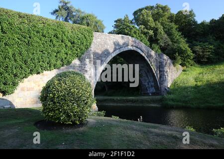 Le Brig o Doon, Alloway, South Ayrshire, Écosse, Royaume-Uni. Parfois appelé le Brig d'Auld ou le Vieux Pont de Doon, est un pont médiéval tardif et une structure de catégorie A et est le pont de pavés original du XVe siècle. Il a été immortalisé dans le poème Robert Burns « le Tale de Tam o Shanter » sous le pont se trouvent les jardins soignés de l'hôtel Brig o Doon Banque D'Images