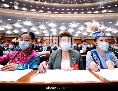 Pékin, Chine. 07e mars 2021. Les femmes députés du 13ème Congrès National du peuple (NPC) assistent à la deuxième séance plénière de la quatrième session du 13ème NPC au Grand Hall du peuple de Beijing, capitale de la Chine, le 8 mars 2021. Au 13ème Congrès national du peuple (CNP) et au Comité national de la 13ème Conférence consultative politique du peuple chinois (CPPCC), il y a respectivement 742 députés féminins et 440 femmes, ce qui marque un record historique de représentation féminine. Credit: Xinhua/Alay Live News Banque D'Images