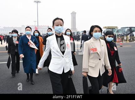 Pékin, Chine. 07e mars 2021. Députés féminins au 13ème Congrès National du peuple (NPC) marcher vers la Grande salle du peuple pour la séance d'ouverture de la quatrième session du 13ème NPC à Beijing, capitale de la Chine, 5 mars 2021. Au 13ème Congrès national du peuple (CNP) et au Comité national de la 13ème Conférence consultative politique du peuple chinois (CPPCC), il y a respectivement 742 députés féminins et 440 femmes, ce qui marque un record historique de représentation féminine. Credit: Xinhua/Alay Live News Banque D'Images