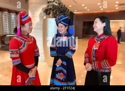 Pékin, Chine. 07e mars 2021. Les députés féminins du 13ème Congrès national du peuple (NPC) se parlent à Beijing, capitale de la Chine, le 6 mars 2021. Au 13ème Congrès national du peuple (CNP) et au Comité national de la 13ème Conférence consultative politique du peuple chinois (CPPCC), il y a respectivement 742 députés féminins et 440 femmes, ce qui marque un record historique de représentation féminine. Le 8 mars marque la Journée internationale de la femme qui célèbre les réalisations sociales, économiques et politiques des femmes dans le monde entier. Credit: Xinhua/Alay Live News Banque D'Images