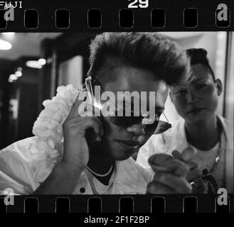 Adolescents dans la rue, Osaka en 1998, Japon Banque D'Images