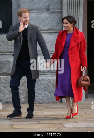 Le prince Harry de Grande-Bretagne, duc de Sussex et Meghan, duchesse de Sussex accueille la foule devant l'hôtel de ville de Birkenhead, Grande-Bretagne, le 14 janvier 2019. Banque D'Images