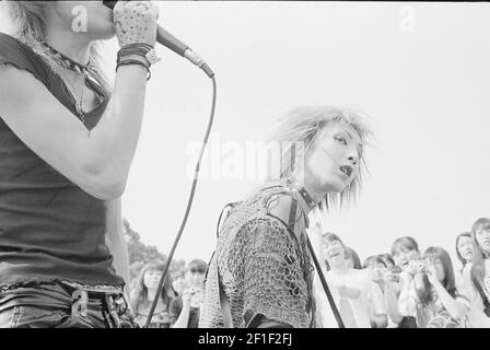 Des adolescents japonais regardant un concert gratuit au parc Yoyogi ,Harajuku ,Tokyo , Japon , 1998 Banque D'Images