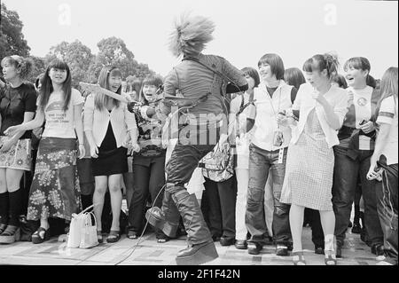 Des adolescents japonais regardant un concert gratuit au parc Yoyogi, Harajuku, Tokyo, Japon . Banque D'Images