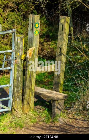 Piquet en bois sur un sentier public dans un champ de la campagne britannique. Banque D'Images