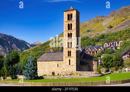 Vue sur le côté de l'église Saint-Climent à Taull avec le clocher roman de cinq étages du XIIe siècle, classé au patrimoine de l'UNESCO. Banque D'Images