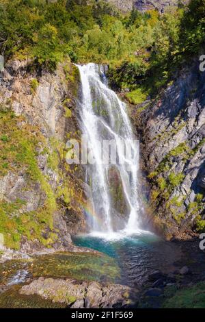 Vue sur la chute d'eau supérieure du Sauth deth Pish à Aros, Catalogne, Espagne Banque D'Images