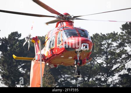 Truro, Cornwall, Royaume-Uni. 8 mars 2021. L'ambulance aérienne de Cornwall quitte le Royal Cornwall Hospital à Truro. Crédit : Keith Larby/Alay Live News Banque D'Images