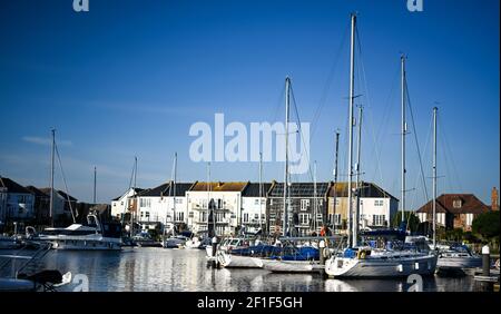 Belle vue sur le port avec yachts et bateaux de pêche Banque D'Images