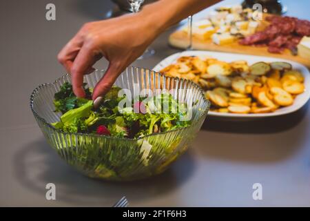 Mettre en place la table avec de la salade et des planches de hors-d'œuvre Banque D'Images