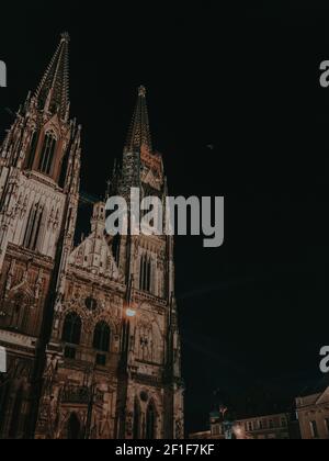 Une photo verticale de la cathédrale de Cologne la nuit Banque D'Images