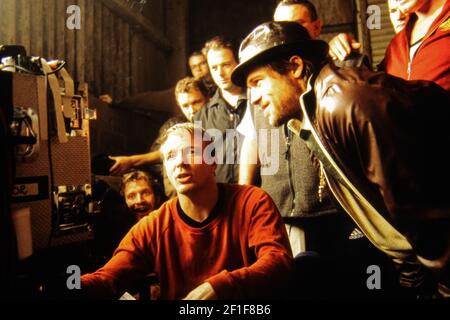 Brad Pitt, Jason Flemyng, directeur Guy Ritchie, 'Snotch' (2001) Sony Pictures. Crédit photo : Sebastian Pearson/Sony Pictures/The Hollywood Archive - référence du fichier 34082-1136THA Banque D'Images