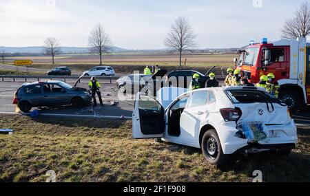 Ronnenberg, Allemagne. 08 mars 2021. Les voitures sont garées après un accident sur l'autoroute fédérale 217 dans la région de Hanovre. Plusieurs véhicules sont entrés en collision sur le B217 dans l'après-midi. Au moins six personnes ont été blessées, certaines grièvement. Credit: Julian Stratenschulte/dpa/Alay Live News Banque D'Images