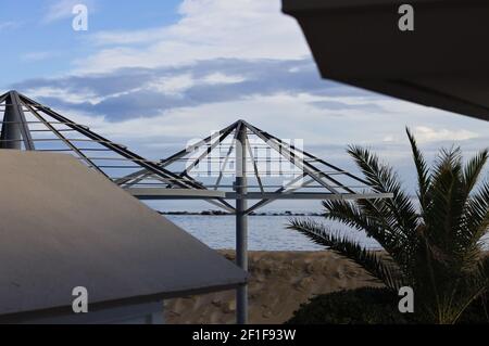 Cadre en acier d'un parasol en hiver sur la côte méditerranéenne (Pesaro, Italie, Europe) Banque D'Images