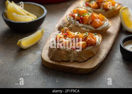 Bruschetta avec citrouille cuite et fromage de chèvre Banque D'Images