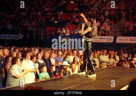 Shania Twain en concert à Wembley Arena à Londres, Royaume-Uni. 8 juillet 1999 Banque D'Images