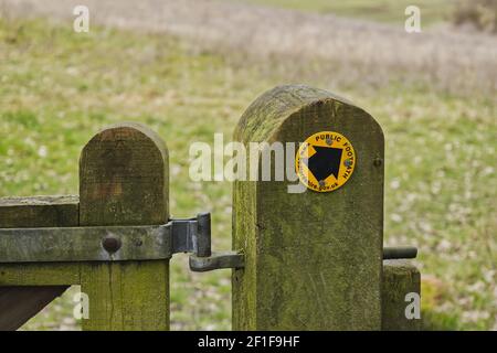Le panneau de chemin public sur le poteau de porte indique la voie pour les randonneurs Dans les bois du Befordshire Banque D'Images