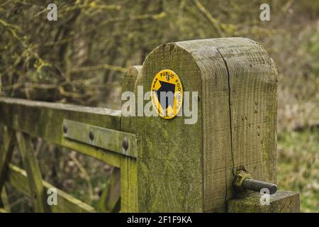 Le panneau de chemin public sur le poteau de porte indique la voie pour les randonneurs Dans les bois du Befordshire Banque D'Images