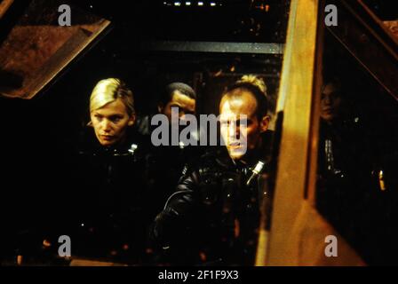 Natasha Henstridge, Ice Cube, Jason Statham, 'Ghosts of Mars' (2001) Screen Gems . Crédit photo: Neil Jacobs/Screen Gems /The Hollywood Archive - référence du fichier 34082-1025THA Banque D'Images