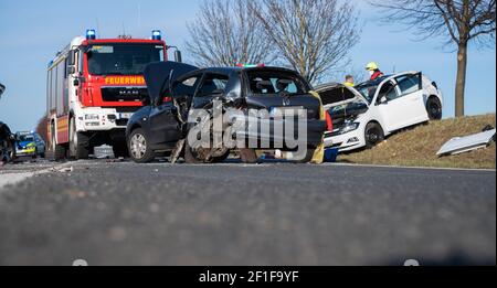 Ronnenberg, Allemagne. 08 mars 2021. Les voitures sont garées après un accident sur la Bundesstraße 217 dans la région de Hanovre. Plusieurs véhicules sont entrés en collision sur le B217 dans l'après-midi. Au moins six personnes ont été blessées, certaines grièvement. Credit: Julian Stratenschulte/dpa - ATTENTION: Les plaques d'immatriculation ont été pixelated pour des raisons de confidentialité/dpa/Alay Live News Banque D'Images