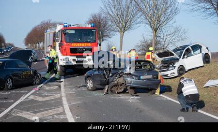 Ronnenberg, Allemagne. 08 mars 2021. Les voitures sont garées après un accident sur l'autoroute fédérale 217 dans la région de Hanovre. Plusieurs véhicules sont entrés en collision sur le B217 dans l'après-midi. Au moins six personnes ont été blessées, certaines grièvement. Credit: Julian Stratenschulte/dpa - ATTENTION: Les plaques d'immatriculation ont été pixelated pour des raisons de confidentialité/dpa/Alay Live News Banque D'Images