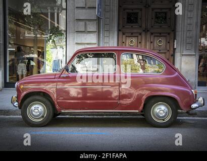 Vieille voiture Fiat 600 à Barcelone, Espagne Banque D'Images