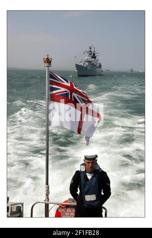 Examen de la flotte internationale le 28 juin 2005 à Portsmouth, en Angleterre. La revue fait partie des célébrations de Trafalgar 200 marquant le 200e anniversaire de la bataille de Trafalgar à laquelle Lord Nelson a commandé la Royal Navy dans une célèbre victoire sur les Français. Le bateau de reines Endurance est le navire rouge David Sandison 28/6/2005 Banque D'Images