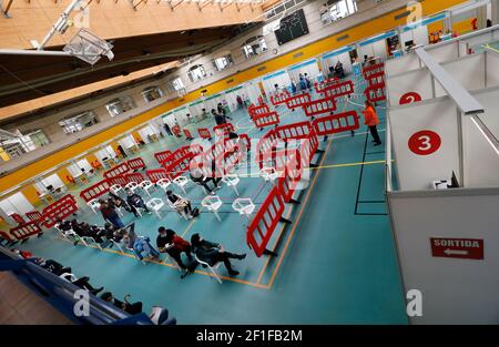 Palma, Espagne. 08 mars 2021. Les personnes avec des masques attendent une vaccination Corona dans le centre sportif 'Germans Escalas' dans le cadre d'une vaccination de masse du personnel essentiel. TUI compte sur un redémarrage de l'importante entreprise de Majorque dans les prochaines vacances de Pâques. Credit: Clara Margais/dpa/Alay Live News Banque D'Images
