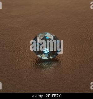 Saphir bleu pâle de fleur de maïs sur le plan de travail en cuir Banque D'Images
