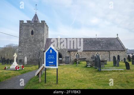 Église Saint-Hilary (Église Saint-ILAR (Eglwys Sant ILAR)), qui est un bâtiment classé de grade II, qui date probablement du 14ème village de Llanilar en century.in. À proximité se trouve le Ystwyth Trail, un sentier polyvalent de 21 miles, 34 kilomètres, utilisé par les randonneurs, randonneurs, randonneurs, cyclistes, joggeurs, et une partie de promenade à cheval, pour les cavaliers. L'ancienne ligne de sentiers relie la ville côtière étudiante d'Aberystwyth, on, Cardigan Bay, à Tregaron, les deux, à Ceredigion. Le sentier est surtout le long de la rivière Ystwtyh. Photo prise entre le village de Llanilar et Transgoed,rural,campagne,paysage,Ceredigion,pays de Galles,gallois,Royaume-Uni,GB, Banque D'Images