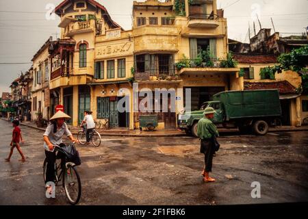 Scène de rue après la pluie, Hanoï, Vietnam du Nord, juin 1980, Banque D'Images