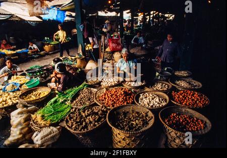 Décrochage de légumes et d'épices dans le marché principal, Hanoï, Vietnam du Nord, juin 1980 Banque D'Images