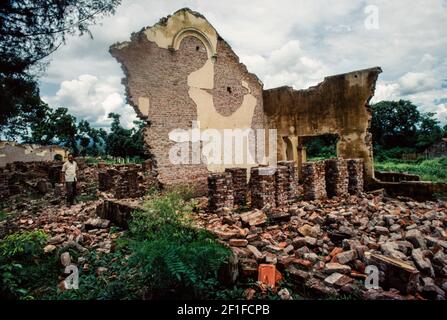 Bâtiments endommagés lors de l'invasion du nord du Vietnam par la Chine, probablement à Lang son l'année précédente, le 1980 juin Banque D'Images