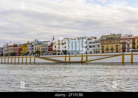 Vue sur le fleuve Guadalquivir et le quartier de Triana à Séville, Andalousie, Espagne Banque D'Images