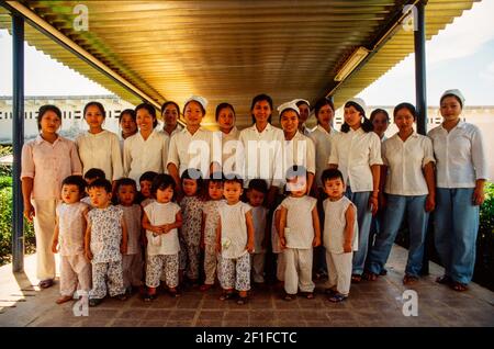 Photo de groupe de pépinières d'enfants avec le personnel, Hanoï, Vietnam du Nord, juin 1980 Banque D'Images